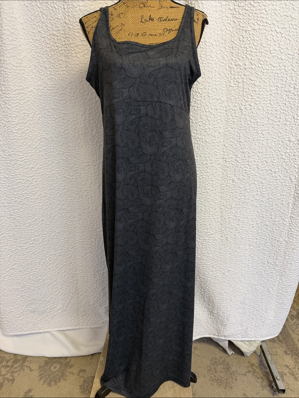 Columbia Sportswear Women's Freezer Maxi Dress in black swirl/wave print. XL